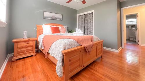 Peaceful Bungalow Near Capitol Campus & Hospitals — 4-Star Luxury Hotel in Tallahassee, United States