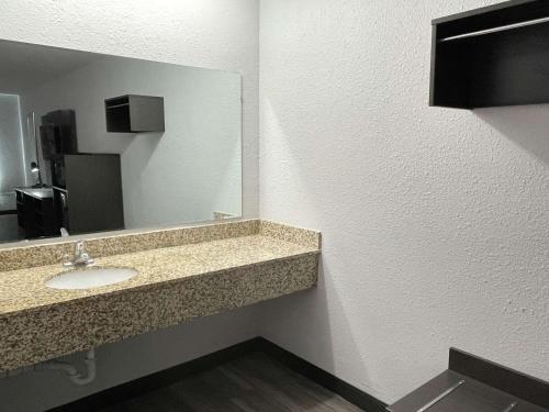Super 8 by Wyndham West Columbia Airport - photo 5