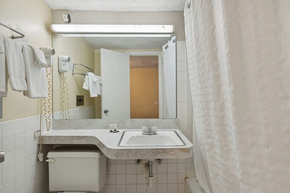 Days Inn by Wyndham Toledo - photo 39
