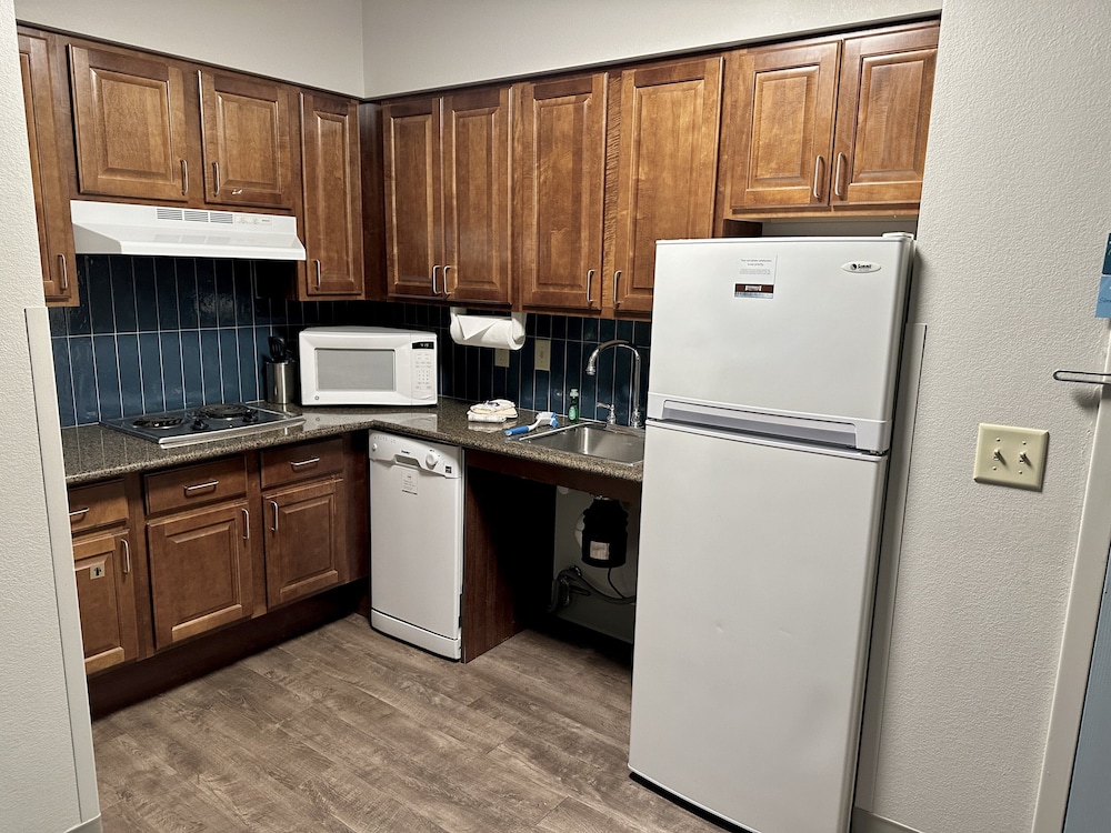 Staybridge Suites Milwaukee West Oconomowoc by IHG - photo 40