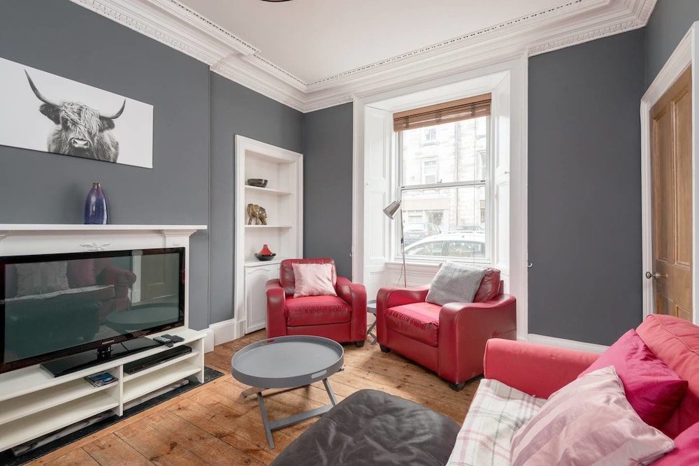 Desirable 2 Bed Apt Near Edinburgh Castle — 4-Star Luxury Hotel in Edinburgh, United Kingdom