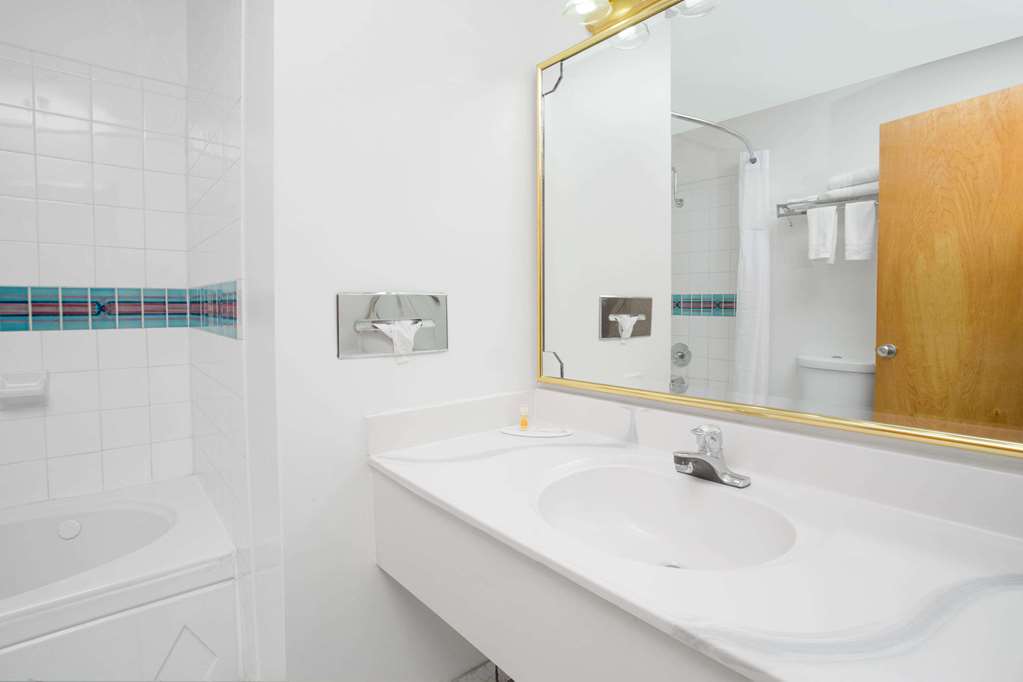 Days Inn & Suites by Wyndham Red Rock Gallup - photo 8