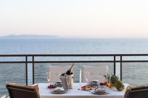 Blue Dreams Spectacular Sea View Apartment in Athens — 4-Star Luxury Hotel in Athens, Greece