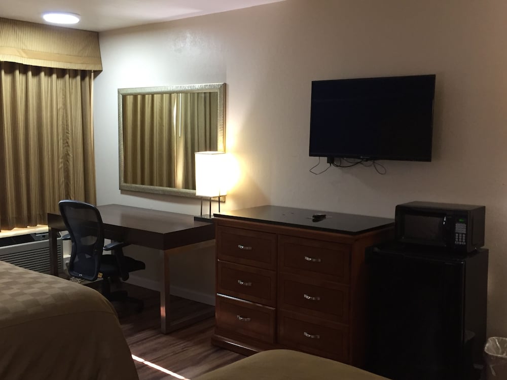 California Inn and Suites Bakersfield - photo 26