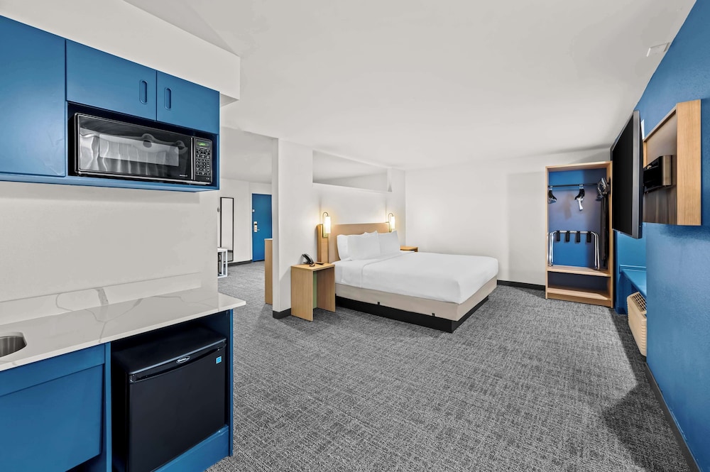 Spark by Hilton Sterling Dulles Airport - photo 26