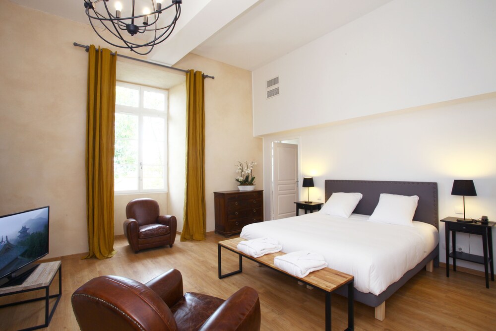 Le Castel Pierre de Lagraulet — 4-Star Luxury Hotel in Gondrin, France