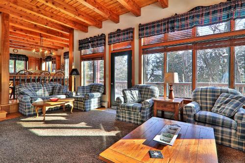 41 Snow Lane in Ludlow, United States