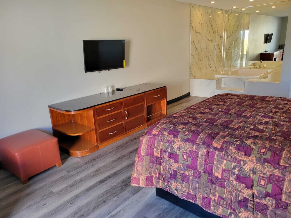 Stadium Inn & Spas - photo 6