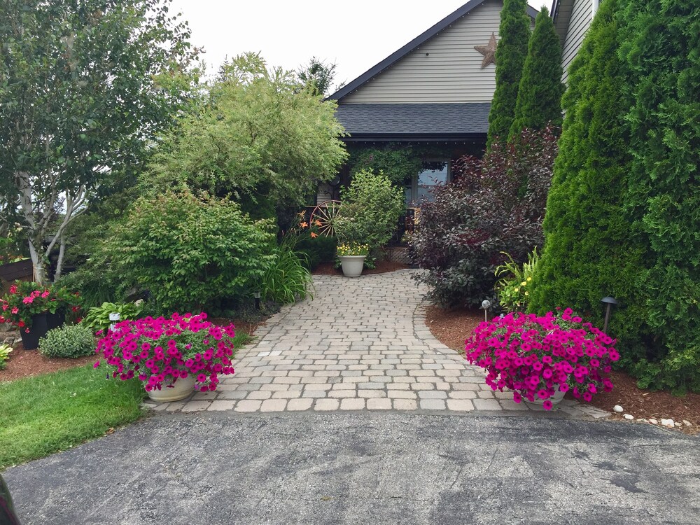 Serenity Ranch Bed & Breakfast — 4-Star Luxury Hotel in Hamilton, Canada