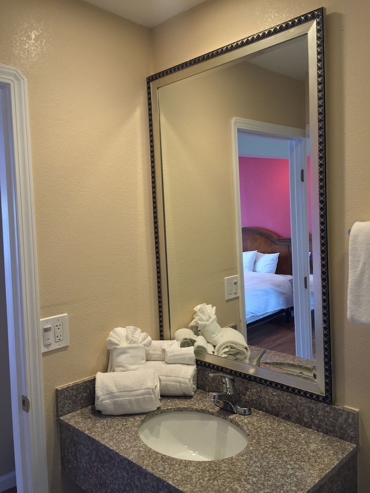 Surf City Inn and Suites - photo 29