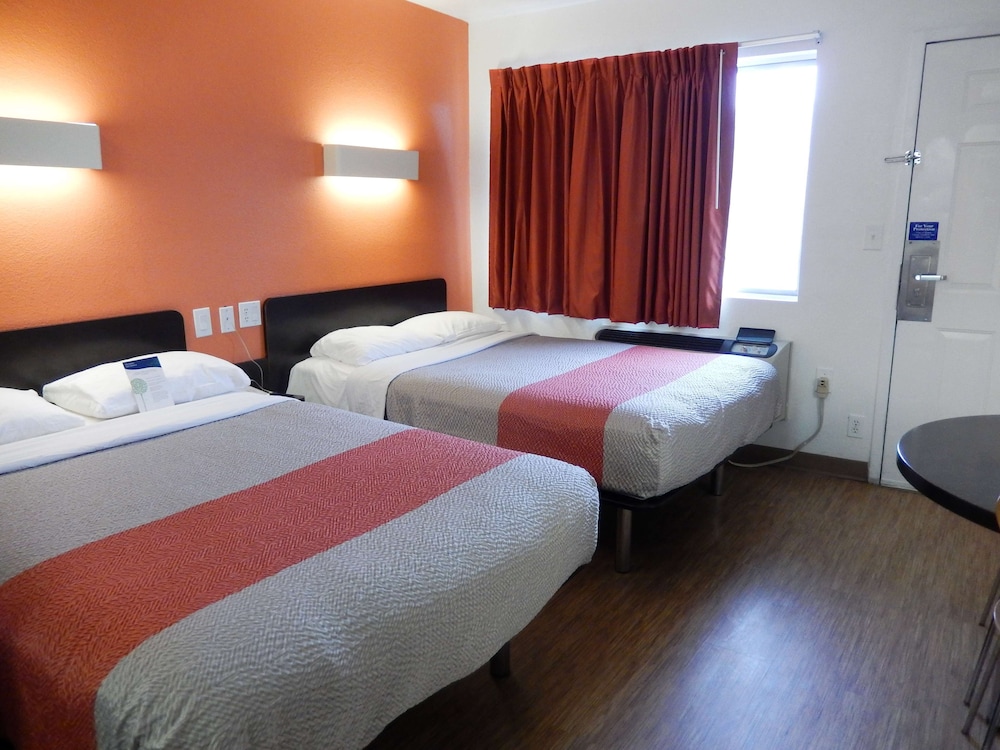 Motel 6 Clute TX - photo 9