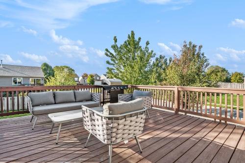 Elegant Escape Fenced Yard Bbq Cozy Fire Pit — Omaha