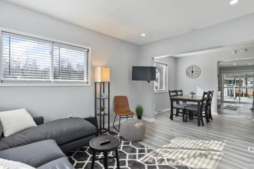Entire Home Near MSU and Local Hospitals with Fast Wi Fi & Dedicated Office — 4-Star Luxury Hotel in Lansing, United States