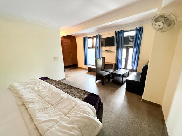 Roomshala 033 Silver Inn NFC in New Delhi, India