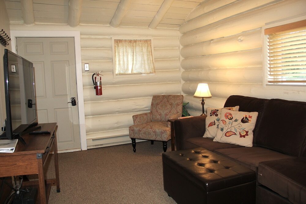 Yellowstone Hot Springs Resort - photo 15