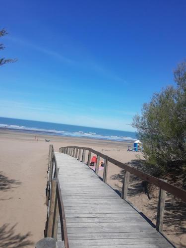 Las Toninas Casas De Playa A 50 Metros Del Mar — hotel in Monte Hermoso
