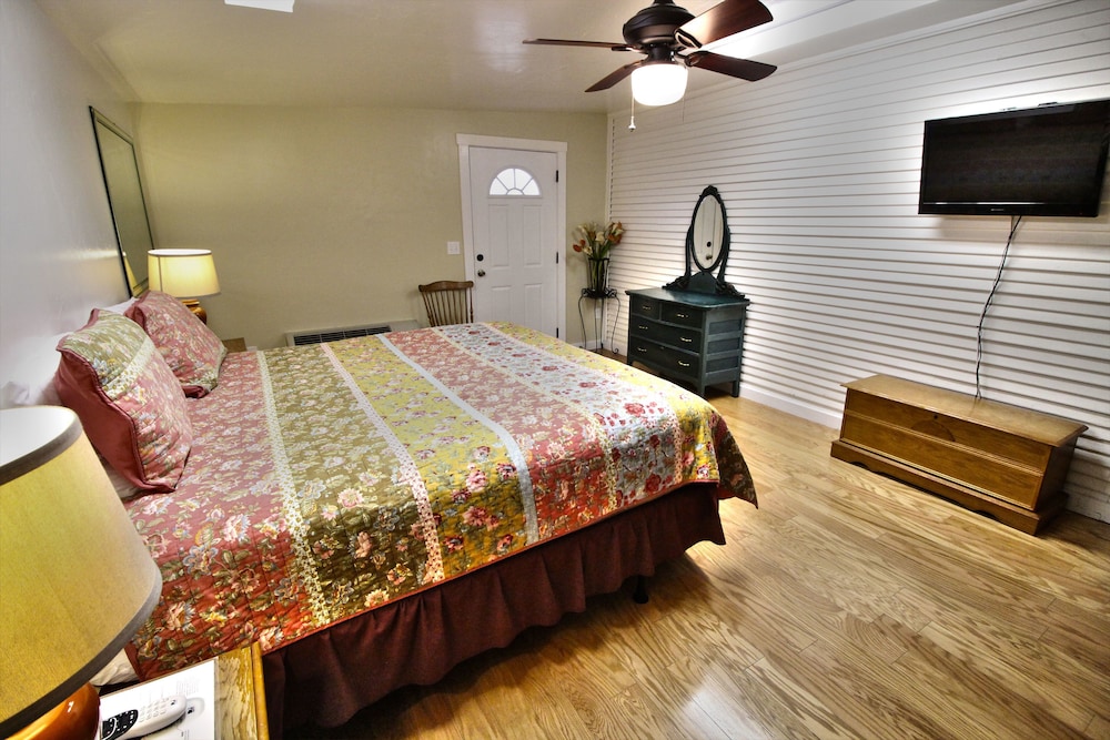 Peach Tree Inn & Suites - photo 21