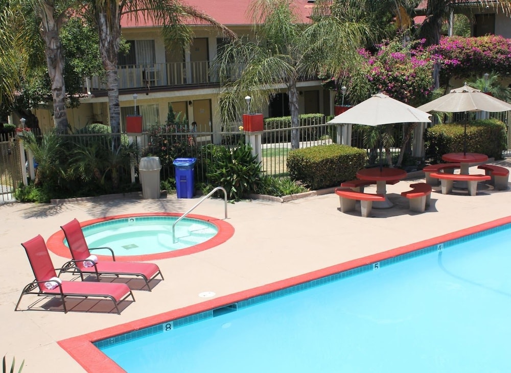 California Suites Hotel - photo 32