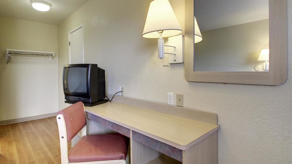Motel 6 Manhattan - photo 16
