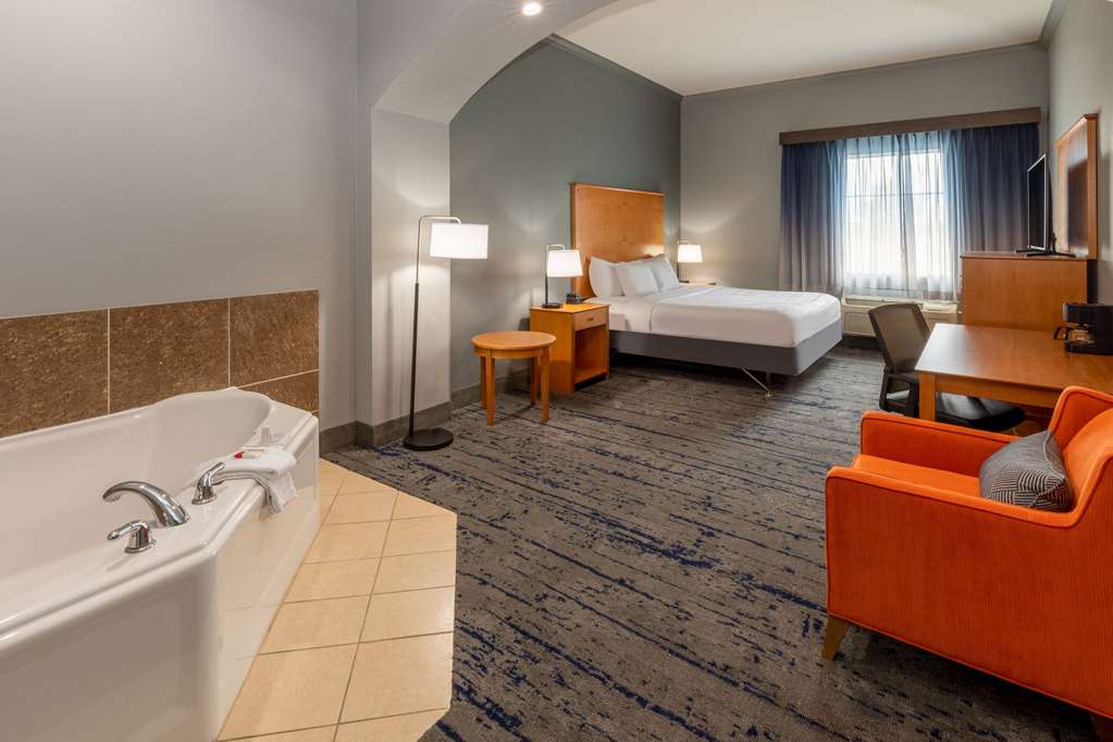 La Quinta Inn & Suites by Wyndham Bridgeport - photo 24