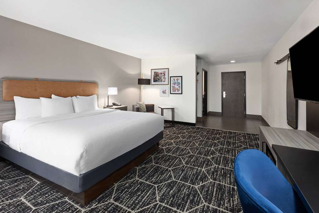 La Quinta Inn & Suites by Wyndham Meridian - photo 22