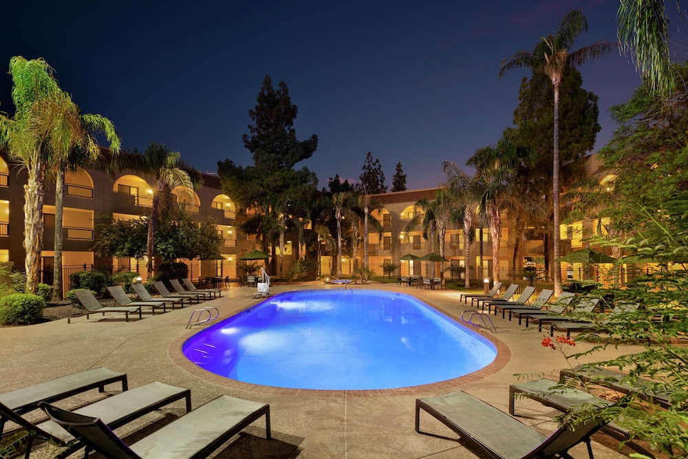Embassy Suites by Hilton Phoenix Tempe - photo 24