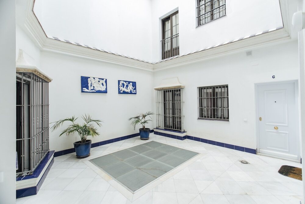 Wide apartment 5 balconies Metropol Parasol — 4-Star Luxury Hotel in Sevilla, Spain