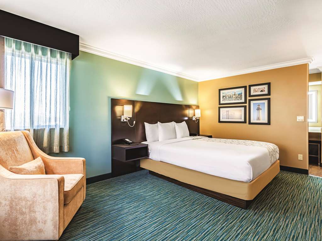 La Quinta Inn & Suites by Wyndham San Francisco Airport West - photo 38