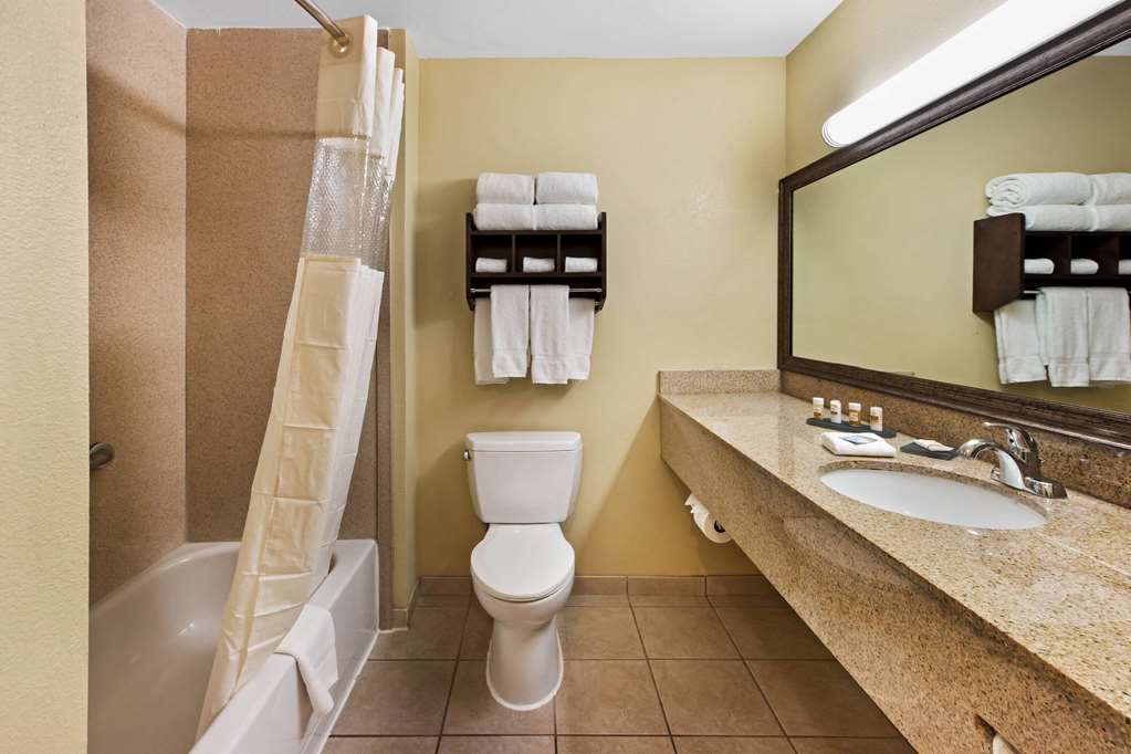 La Quinta Inn & Suites by Wyndham Albuquerque Midtown - photo 30