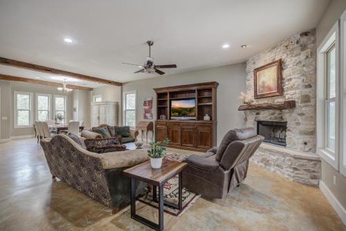 Hill Country Escape Hot Tub Pet Friendly — 4-Star Luxury Hotel in Dripping Springs, United States