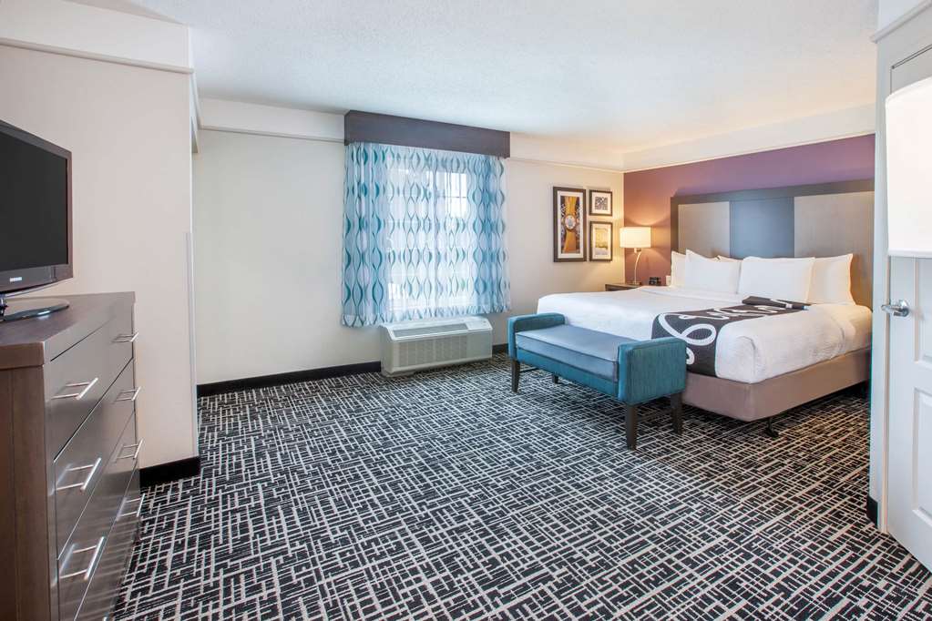 La Quinta Inn & Suites by Wyndham Cincinnati Airpt Florence - photo 21