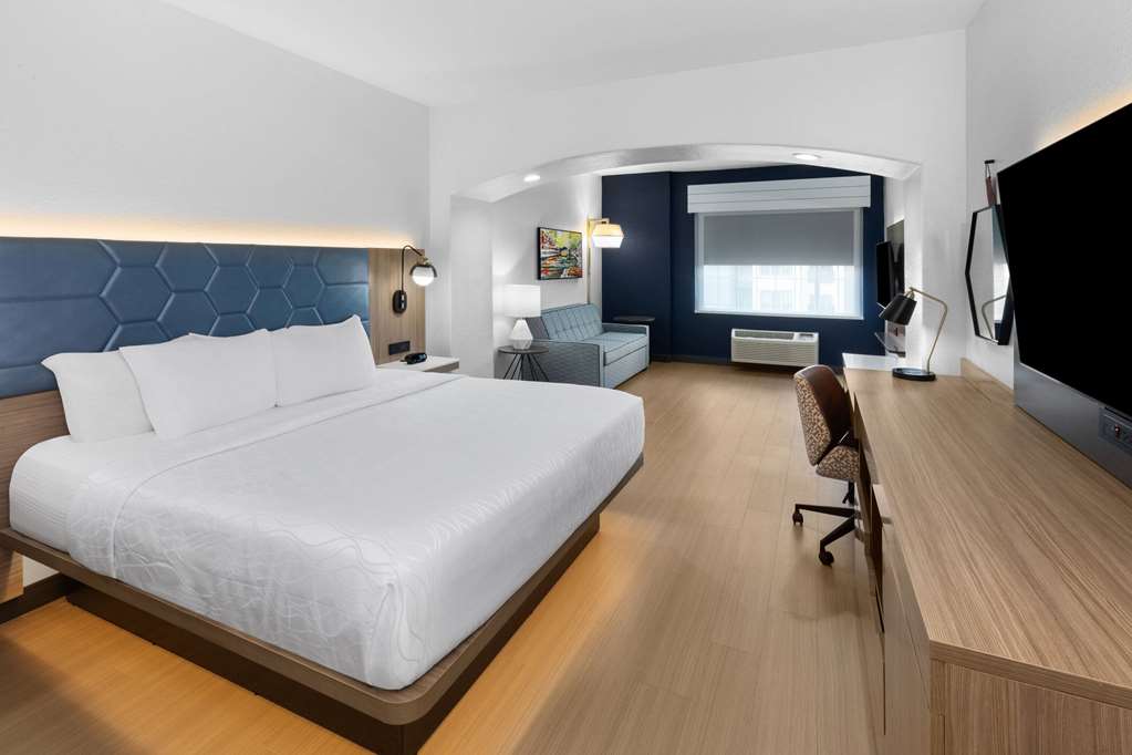 La Quinta Inn & Suites by Wyndham San Antonio Northwest - photo 23