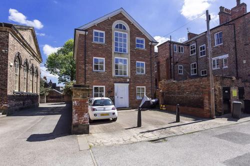 LoveYork Priory Apartment Central with Parking — 4-Star Luxury Hotel in York, United Kingdom