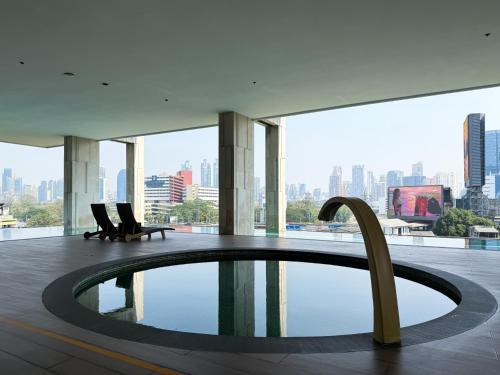 Spacious High Rise 2BR Ultra Fast Wifi Phrom Phong