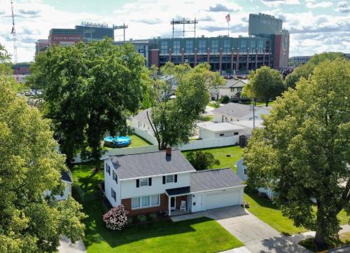 Curly's Quarters w Lambeau view — 4-Star Luxury Hotel in Green Bay, United States
