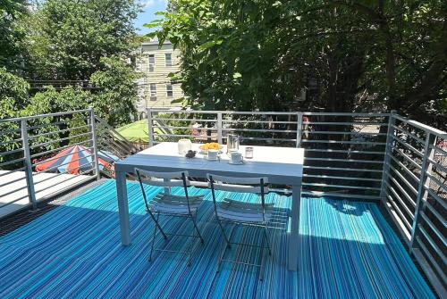 Serene Brooklyn Escape Near Cafés & Park Sleeps 5 — 4-Star Luxury Hotel in Brooklyn, United States