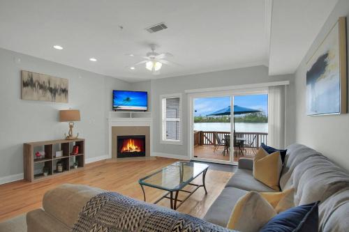 Lakefront 3br Townhome W Stunning Views in Charleston, United States