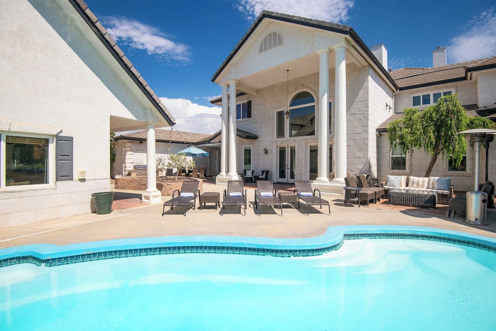 Grand Contento by AvantStay Extraordinary Estate w Pool Movie Room - photo 38