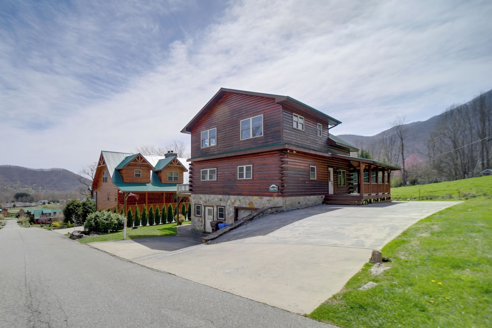 Maggie Valley Cabin with Private Hot Tub and Game Room — 4-Star Luxury Hotel in Maggie Valley, United States