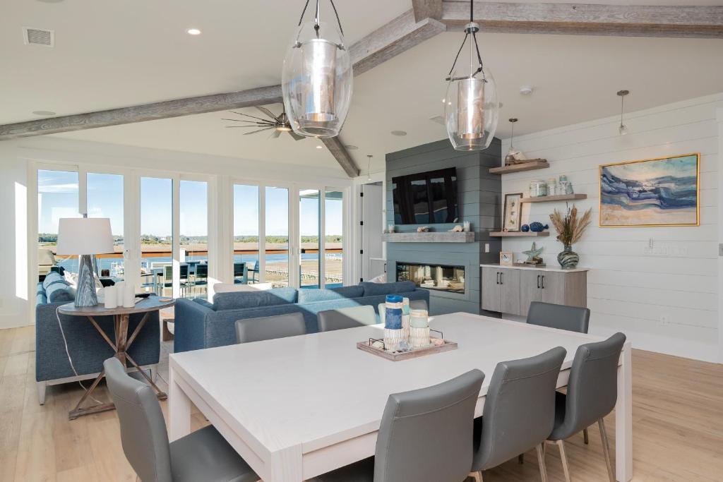 Golden Hour by Oak Island Accommodations - photo 21