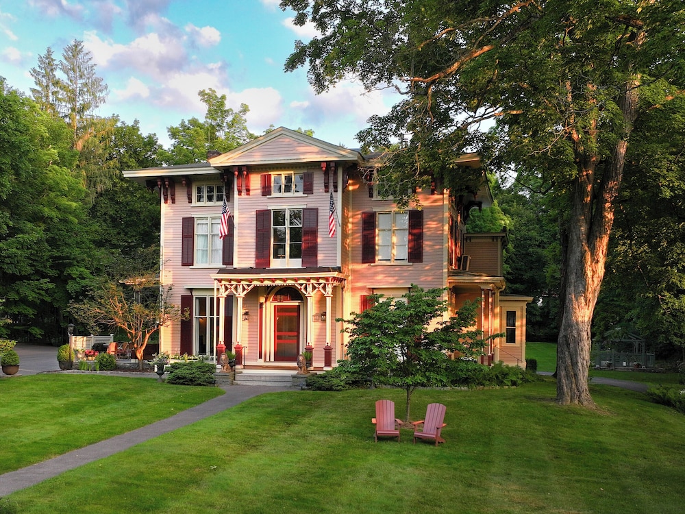 Landmark Inn - carbon neutral hotel in Cooperstown