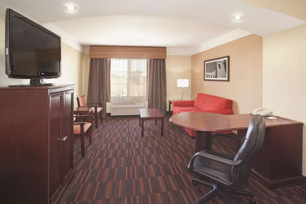 La Quinta Inn & Suites by Wyndham Albuquerque Midtown - photo 47