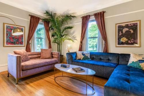 The School House Walk to all Shops and Restaurants New Remodel — 4-Star Luxury Hotel in Manchester, United States