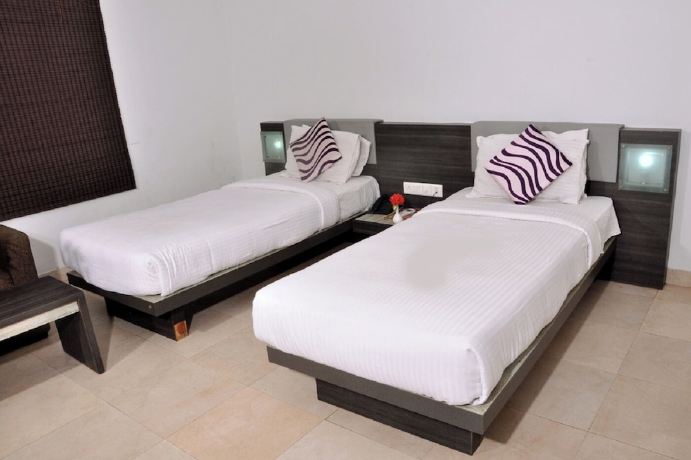 Hotel Palm Shore — Chittur
