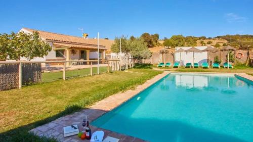 Luxurious Villa in Prado del Rey with Pool — 4-Star Luxury Hotel in Prado Del Rey, Spain