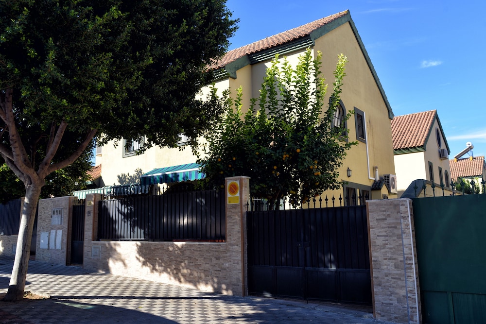 WonderStays Chalet El Naranjo — 4-Star Luxury Hotel in Sevilla, Spain