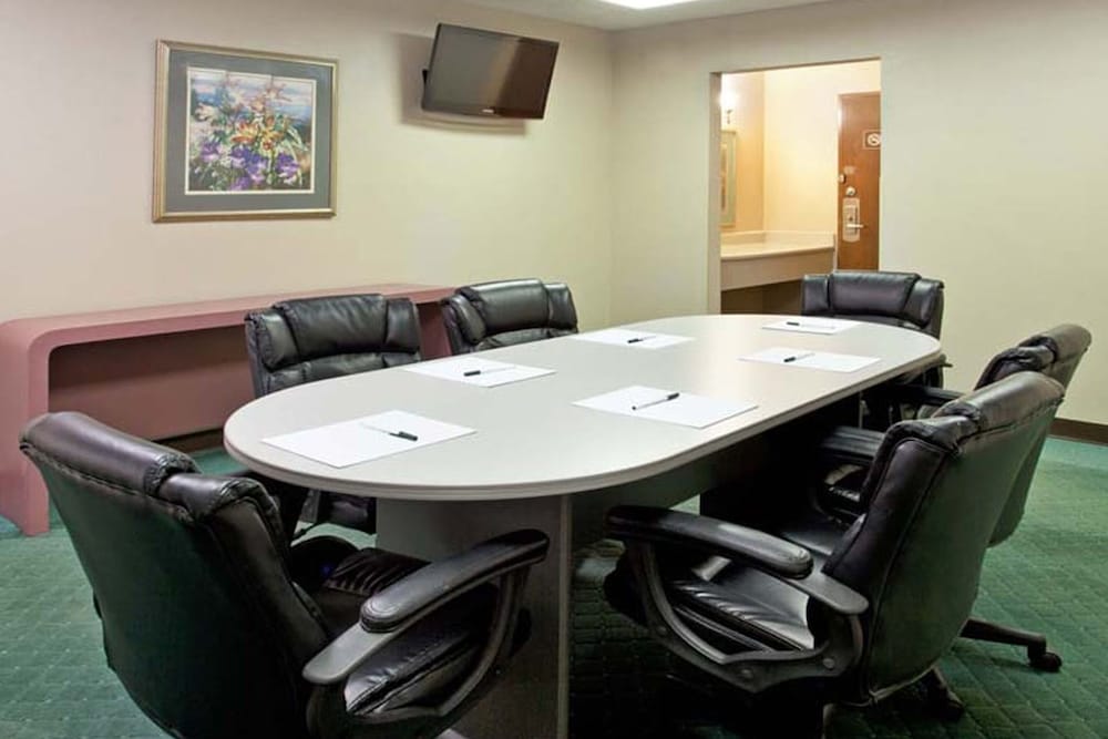 Norwood Inn & Suites by BlissPoint Post Rd Indianapolis - photo 30
