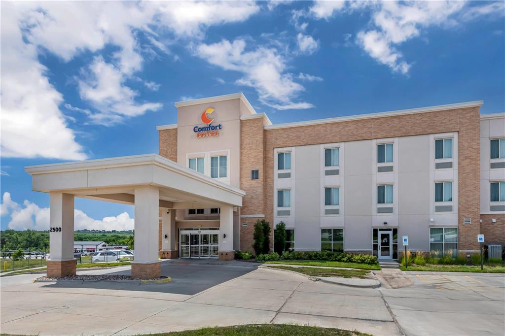 Comfort Suites West Omaha — Omaha