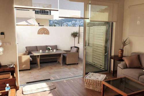 Family & Friends 4 Bedroom beach break — 4-Star Luxury Hotel in Athens, Greece