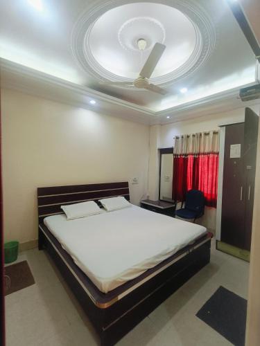 Saluja Palace — Raebareli